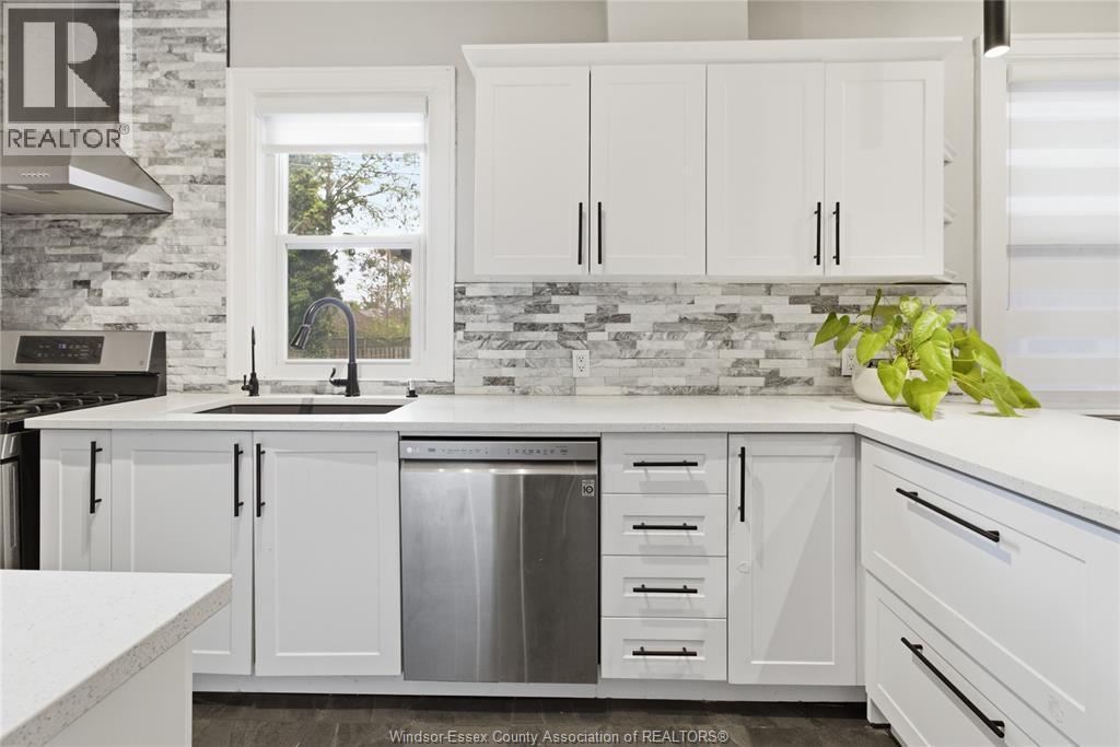 1220 Gladstone, Windsor, ON - Indoor Photo Showing Kitchen With Upgraded Kitchen