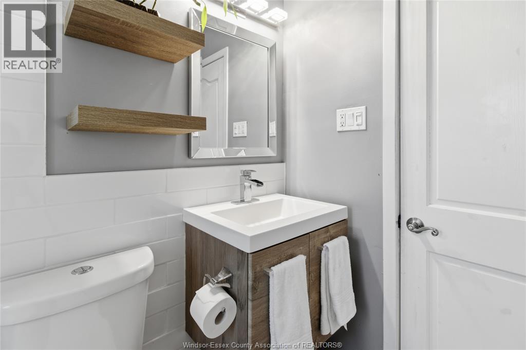 1220 Gladstone, Windsor, ON - Indoor Photo Showing Bathroom