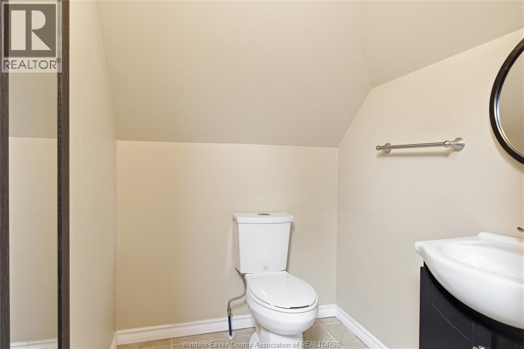1220 Gladstone, Windsor, ON - Indoor Photo Showing Bathroom