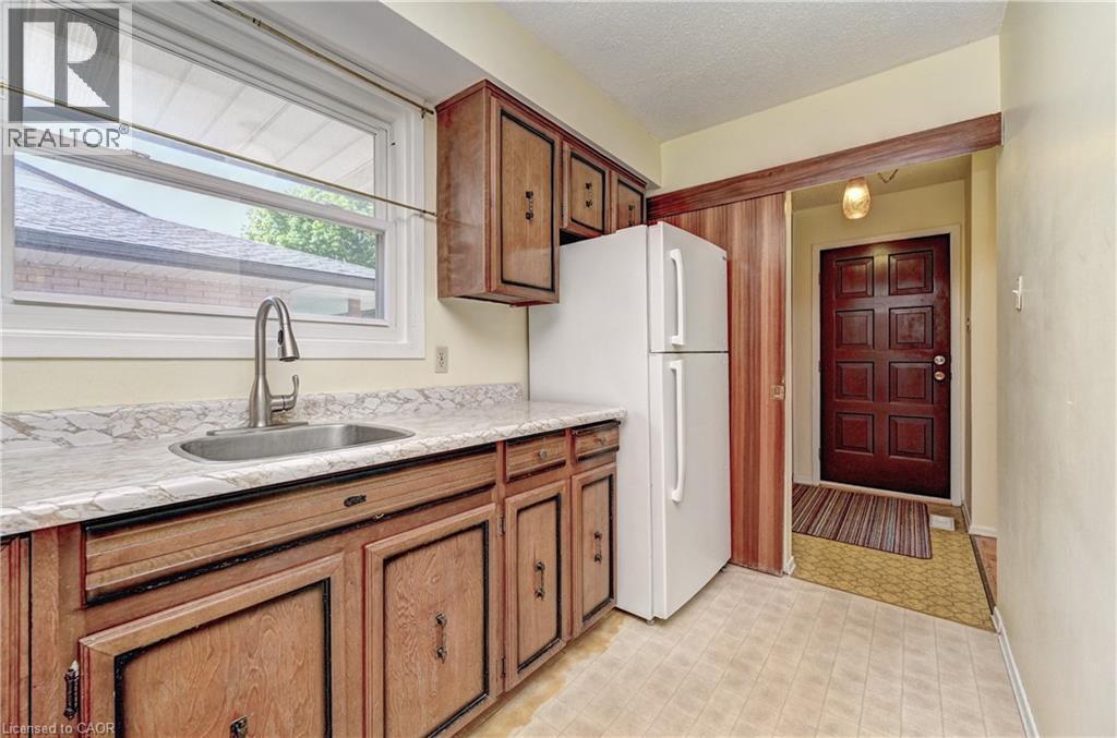 106 Kimberly Crescent, Kitchener, ON - Indoor Photo Showing Kitchen