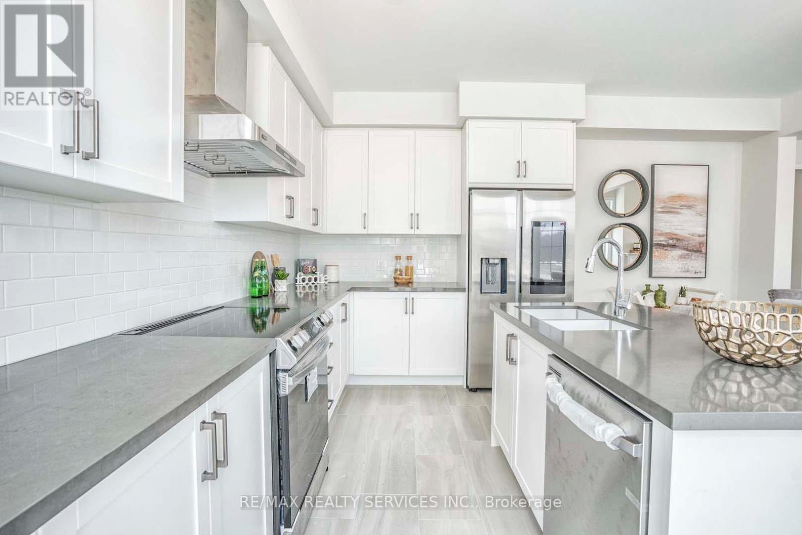 525 Red Elm Road, Shelburne, ON - Indoor Photo Showing Kitchen With Upgraded Kitchen