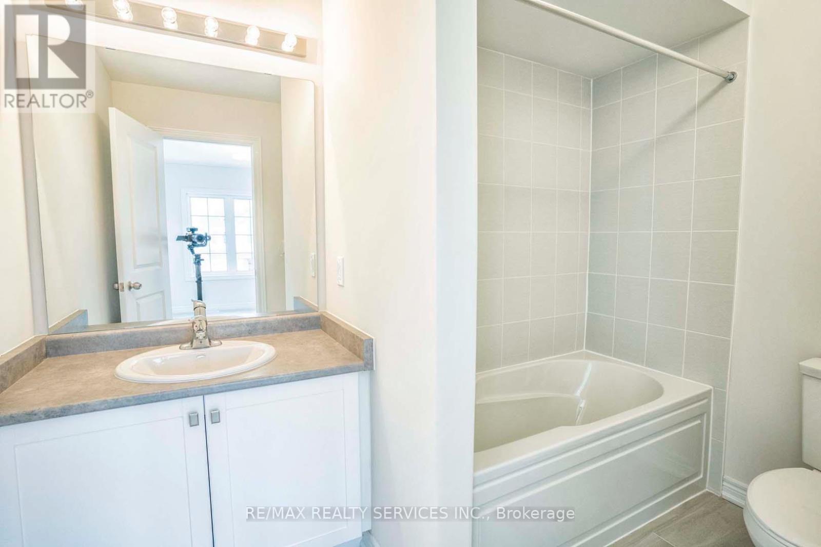 525 Red Elm Road, Shelburne, ON - Indoor Photo Showing Bathroom