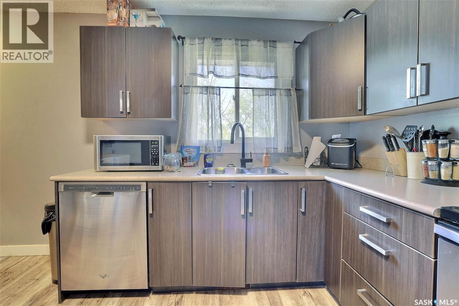 31 Paynter Crescent, Regina, SK - Indoor Photo Showing Kitchen With Double Sink
