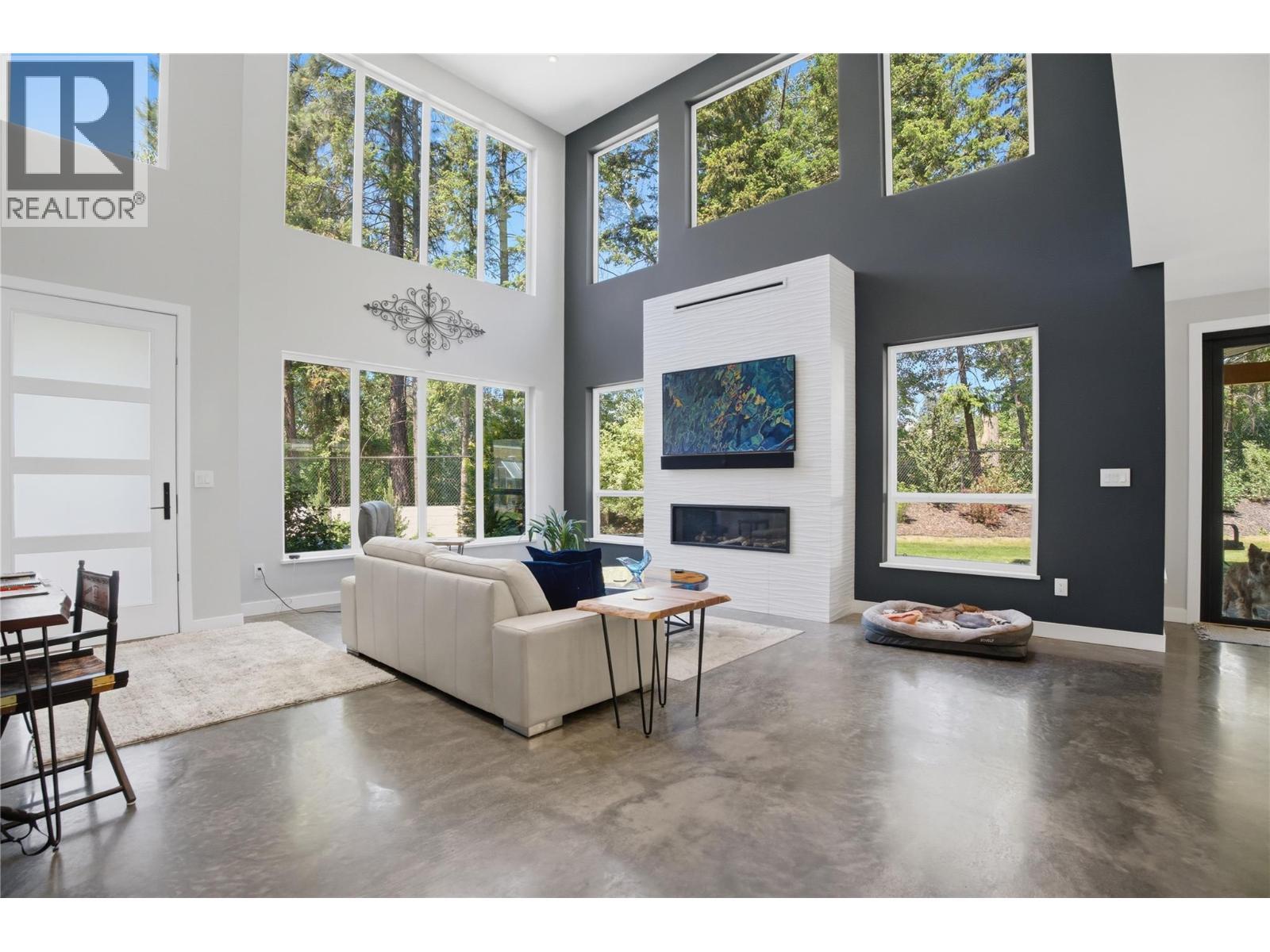 1015 Paquette Road, Chase, BC - Indoor Photo Showing Living Room