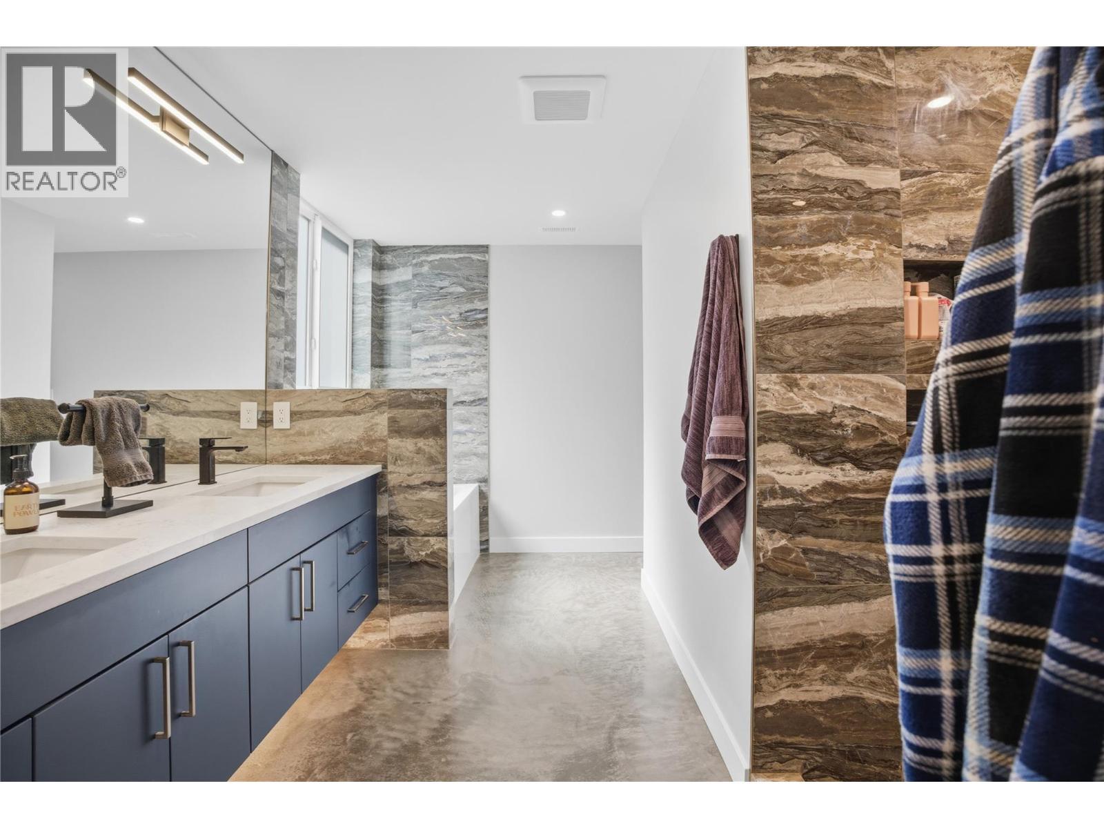 1015 Paquette Road, Chase, BC - Indoor Photo Showing Bathroom
