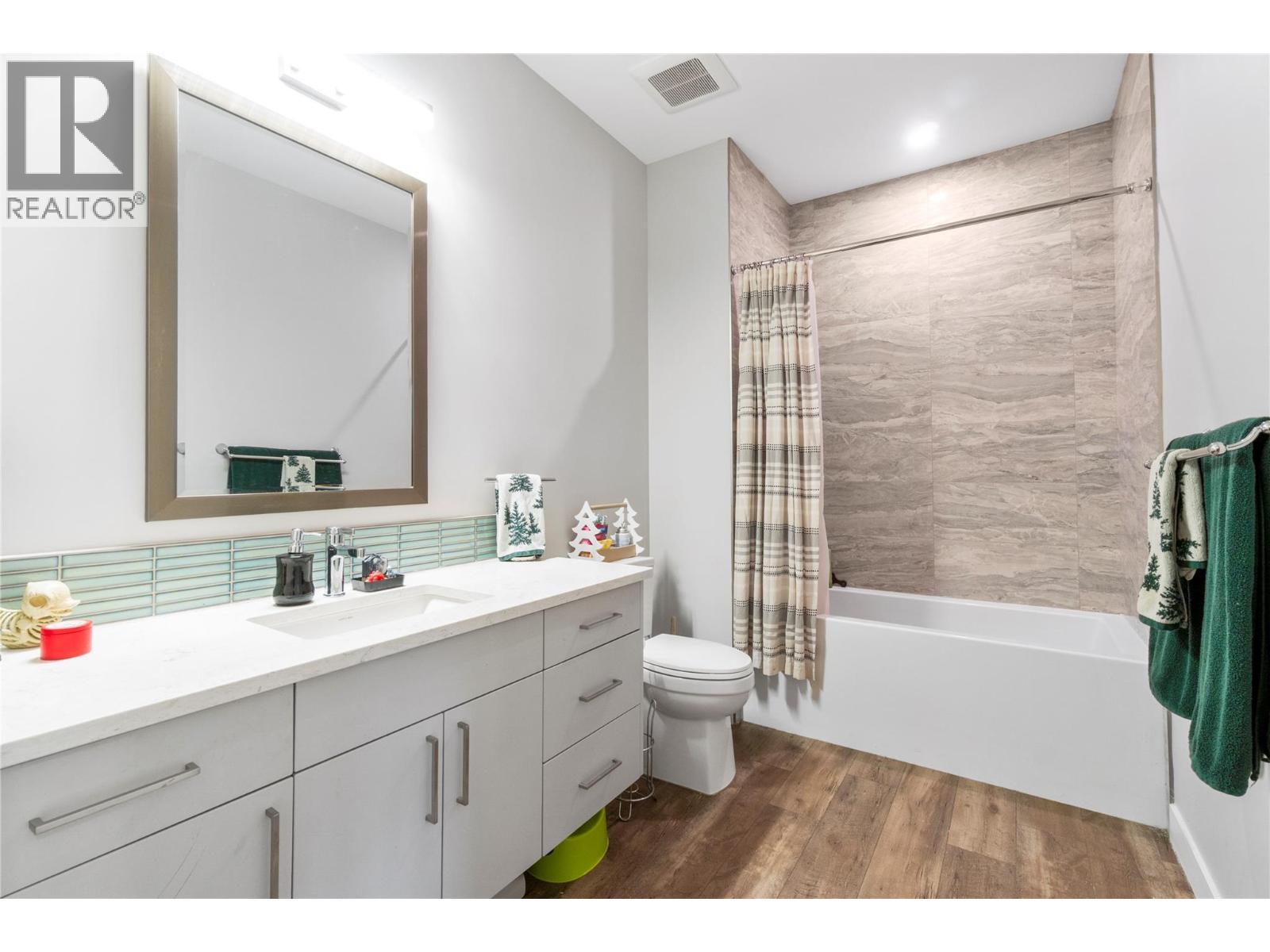 1015 Paquette Road, Chase, BC - Indoor Photo Showing Bathroom
