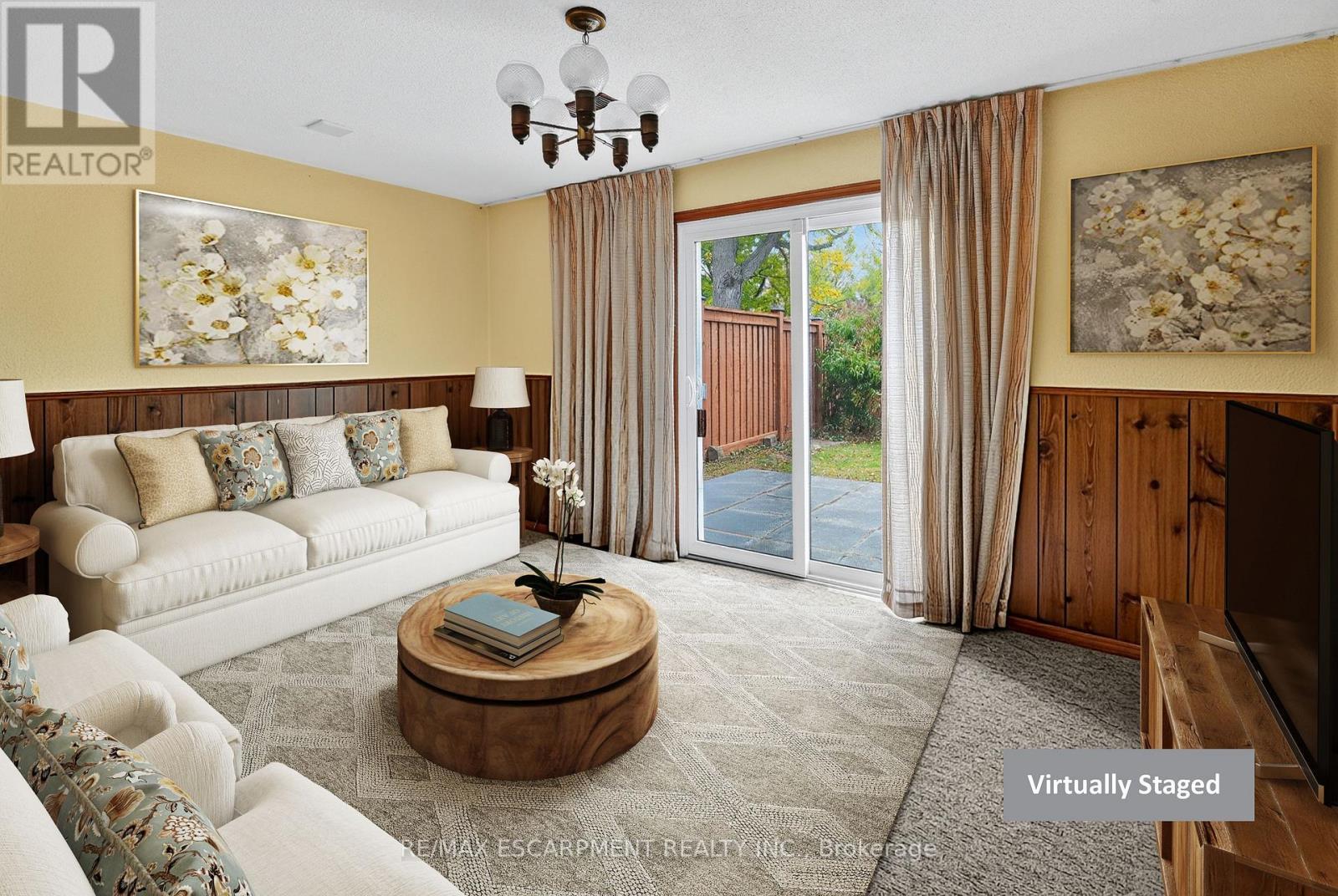 1 - 34 Bow Valley Drive, Hamilton, ON - Indoor Photo Showing Living Room