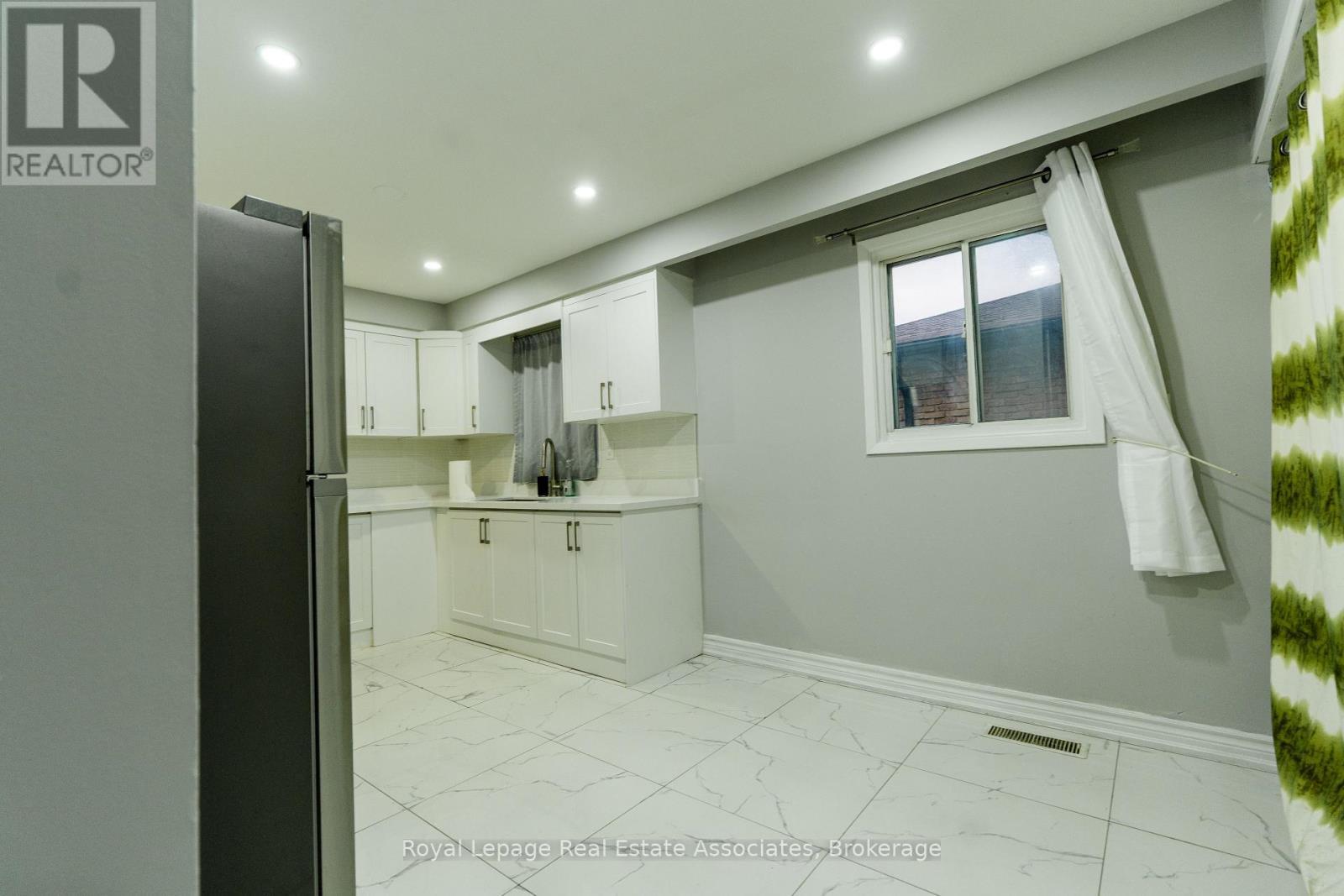 337 Hansen Road N, Brampton, ON - Indoor Photo Showing Bathroom