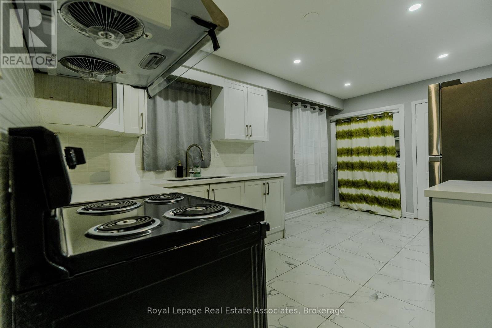337 Hansen Road N, Brampton, ON - Indoor Photo Showing Kitchen