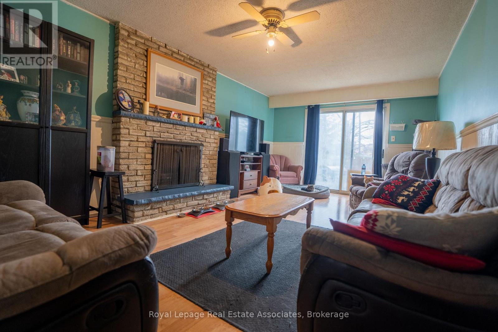 337 Hansen Road N, Brampton, ON - Indoor Photo Showing Living Room With Fireplace