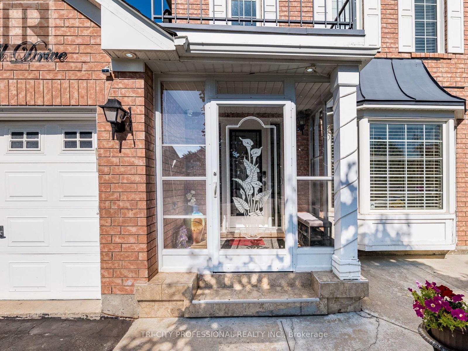 18 Sugarhill Drive, Brampton, ON - Outdoor With Facade