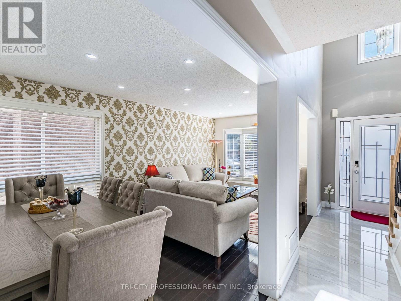 18 Sugarhill Drive, Brampton, ON - Indoor Photo Showing Other Room