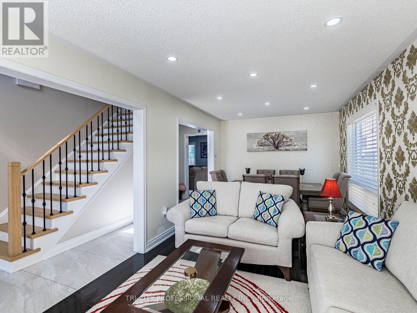 18 Sugarhill Drive, Brampton, ON - Indoor Photo Showing Living Room