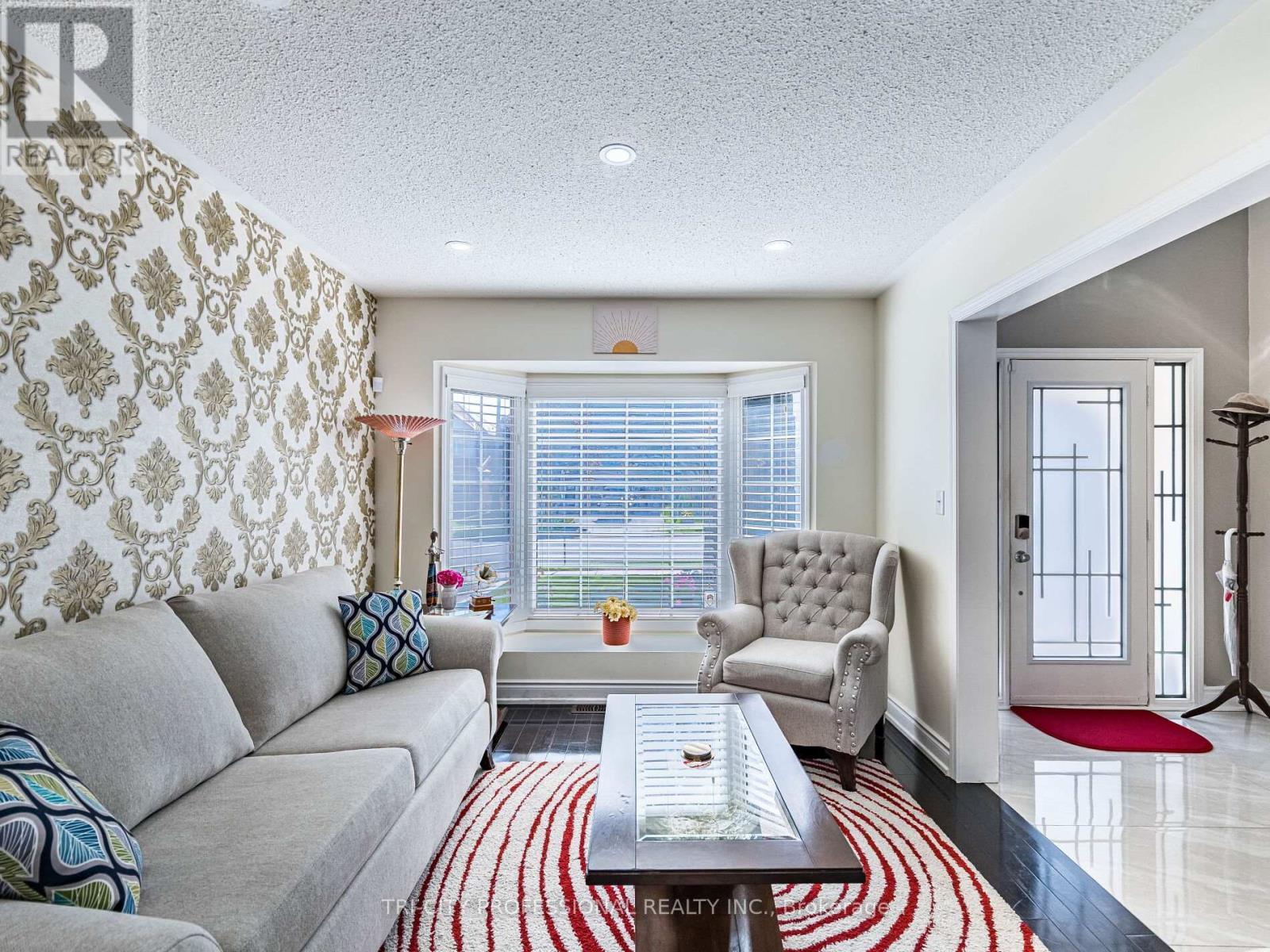 18 Sugarhill Drive, Brampton, ON - Indoor Photo Showing Living Room