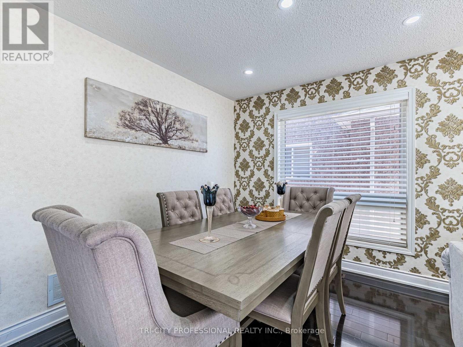 18 Sugarhill Drive, Brampton, ON - Indoor Photo Showing Living Room