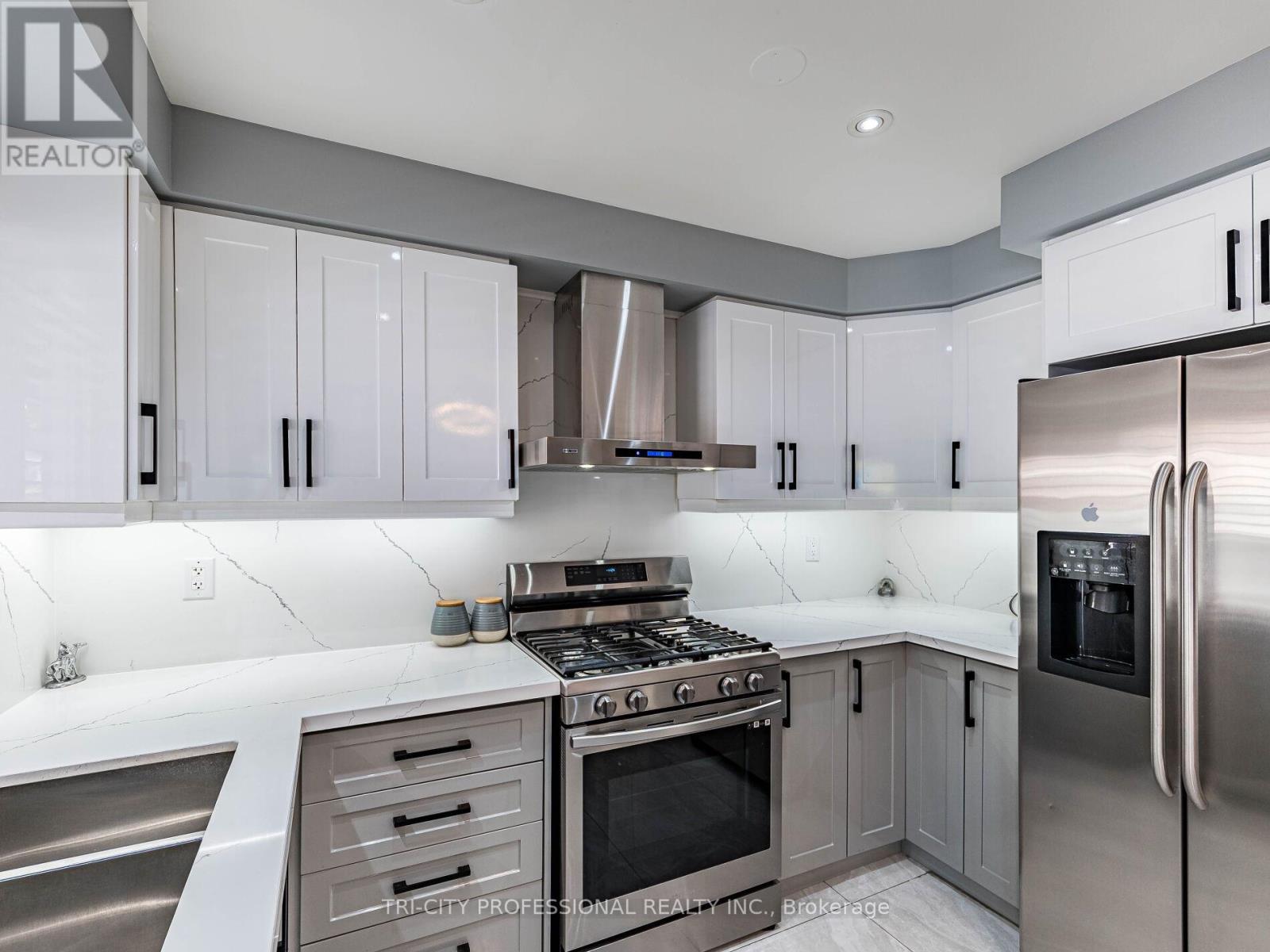 18 Sugarhill Drive, Brampton, ON - Indoor Photo Showing Kitchen With Double Sink