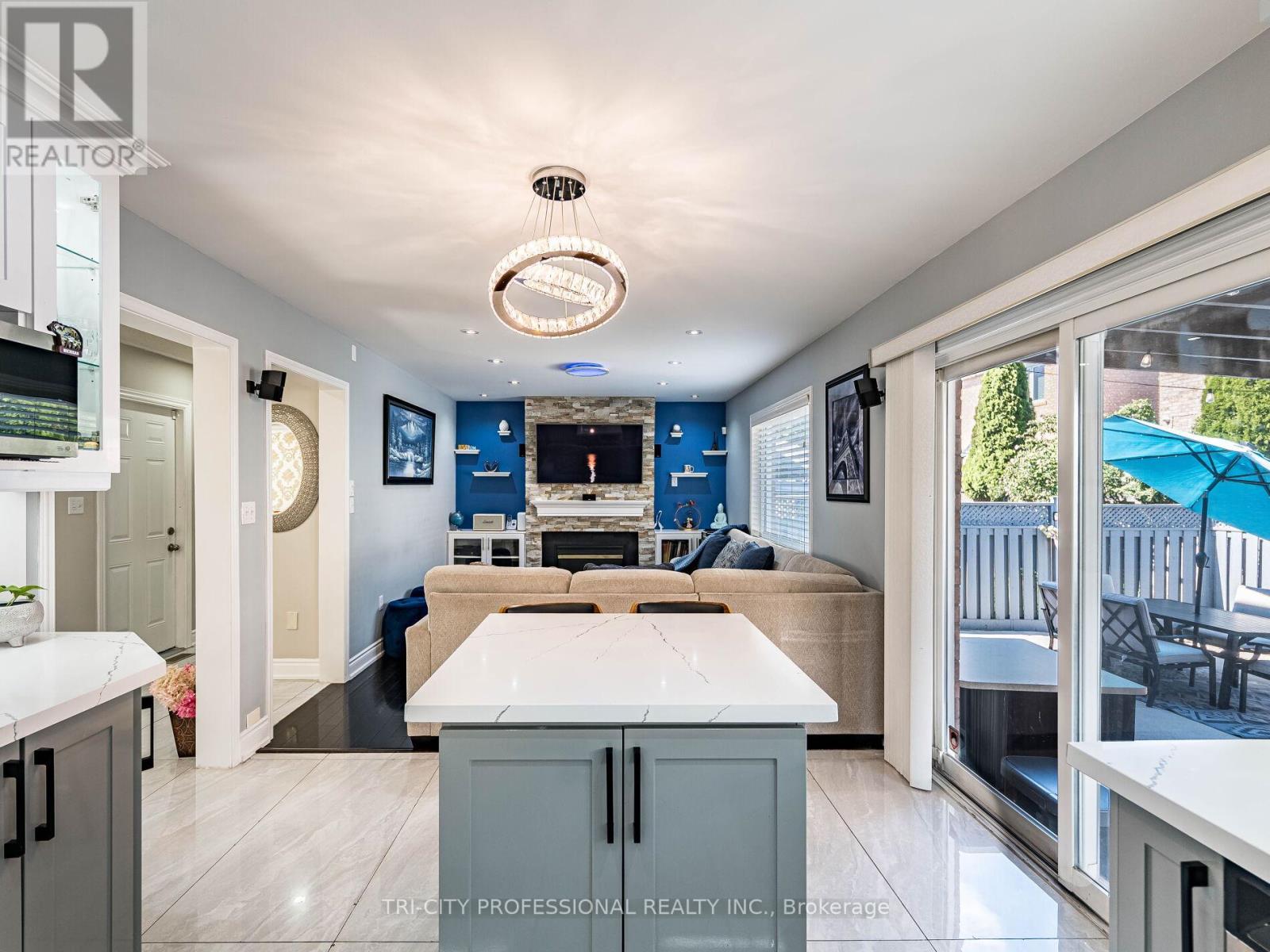 18 Sugarhill Drive, Brampton, ON - Indoor Photo Showing Kitchen