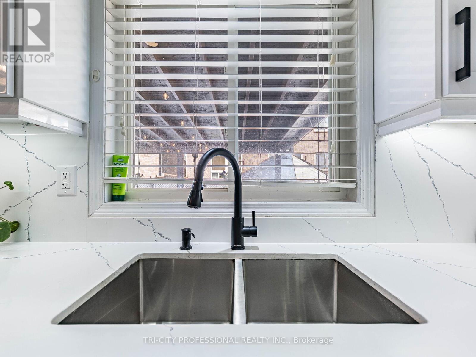 18 Sugarhill Drive, Brampton, ON - Indoor Photo Showing Kitchen