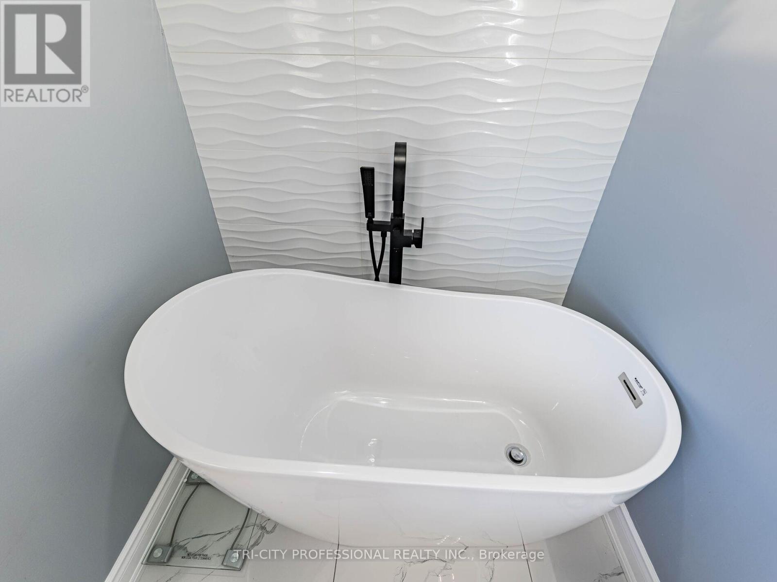 18 Sugarhill Drive, Brampton, ON - Indoor Photo Showing Bathroom