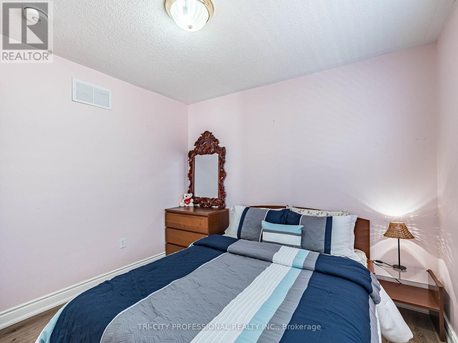 18 Sugarhill Drive, Brampton, ON - Indoor Photo Showing Bedroom