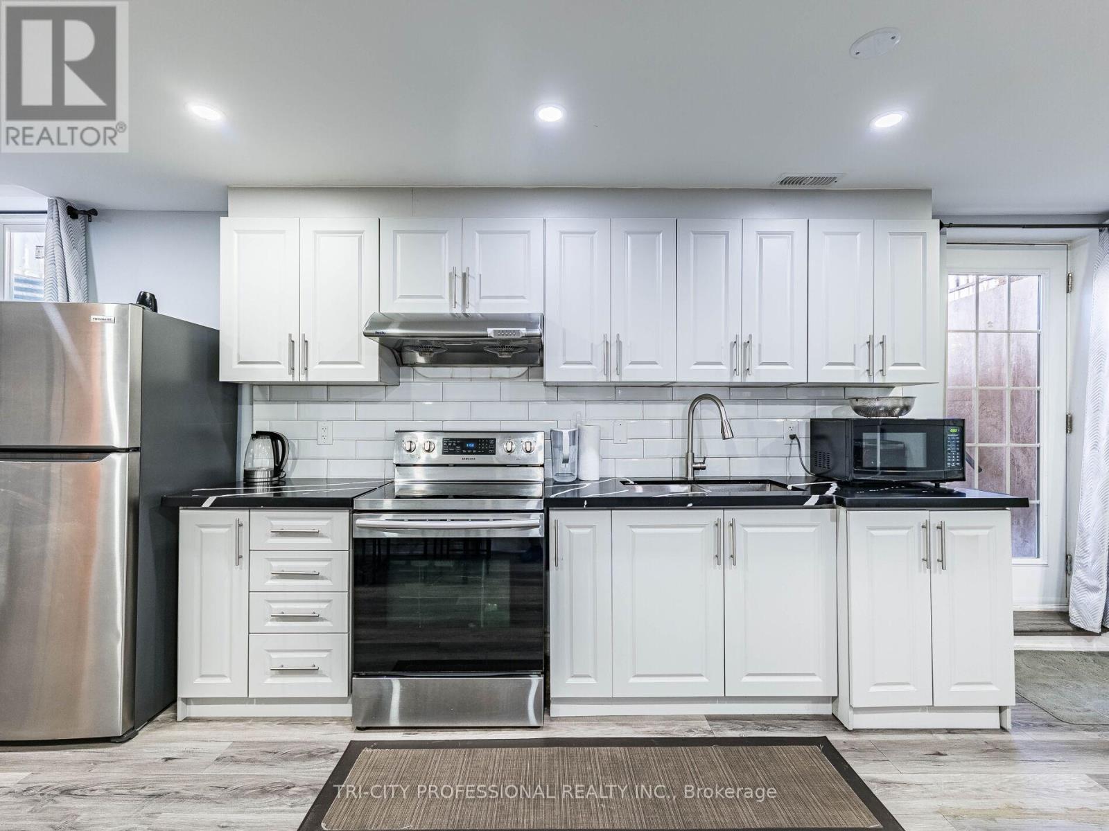 18 Sugarhill Drive, Brampton, ON - Indoor Photo Showing Kitchen