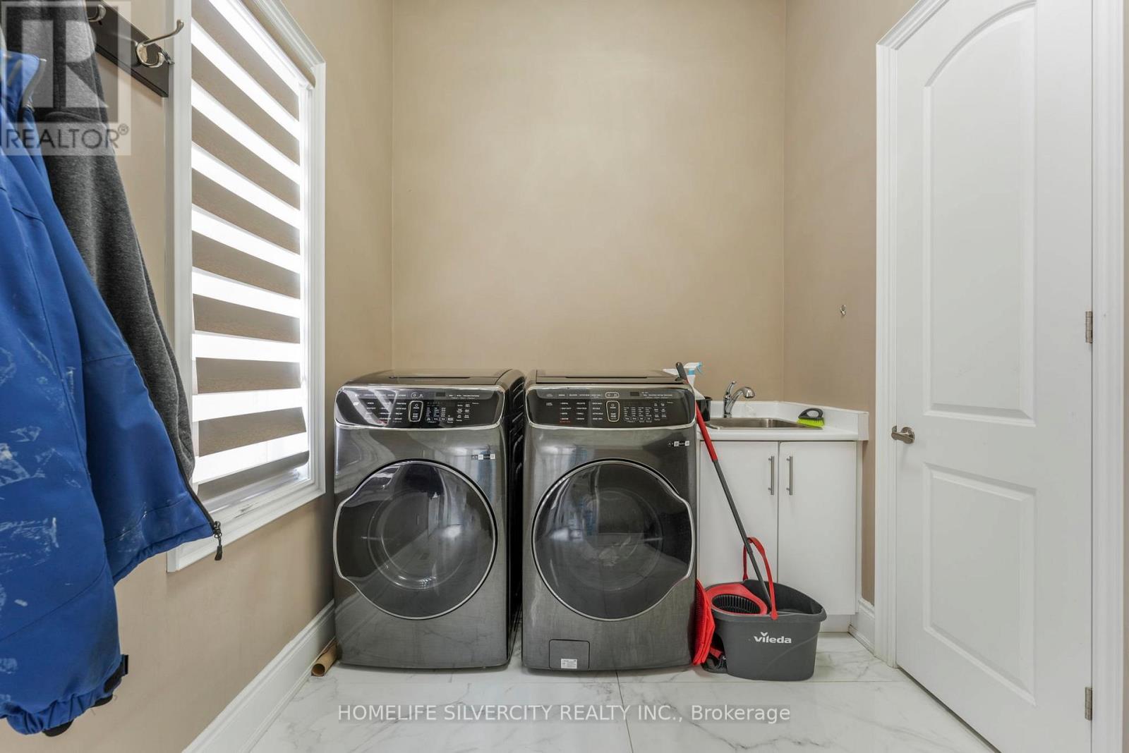 85 James Walker Avenue, Caledon, ON - Indoor Photo Showing Laundry Room