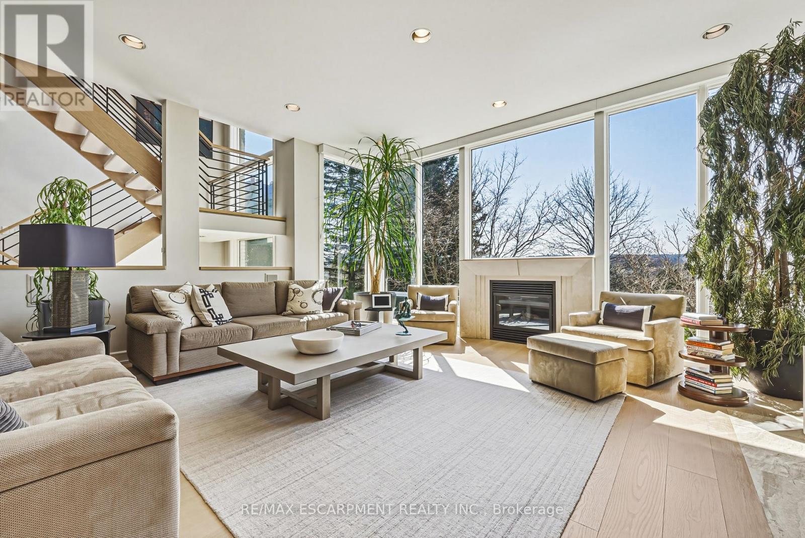 2 Anslow Court, Hamilton, ON - Indoor With Fireplace