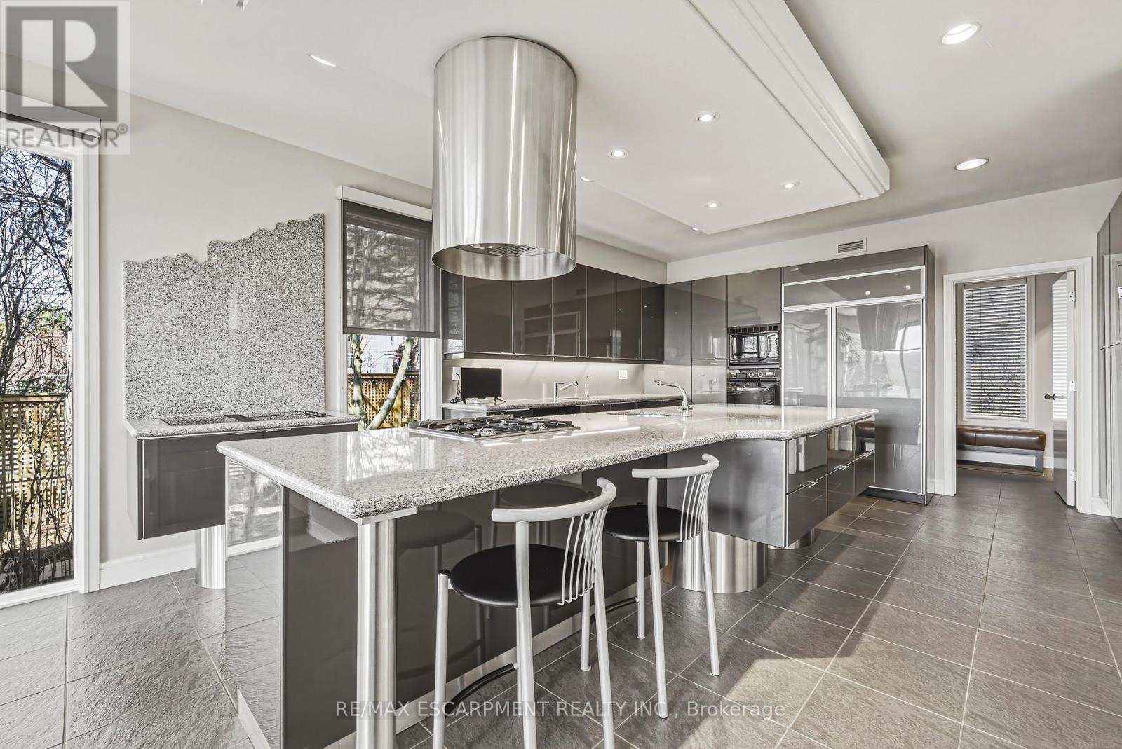 2 Anslow Court, Hamilton, ON - Indoor Photo Showing Kitchen With Upgraded Kitchen