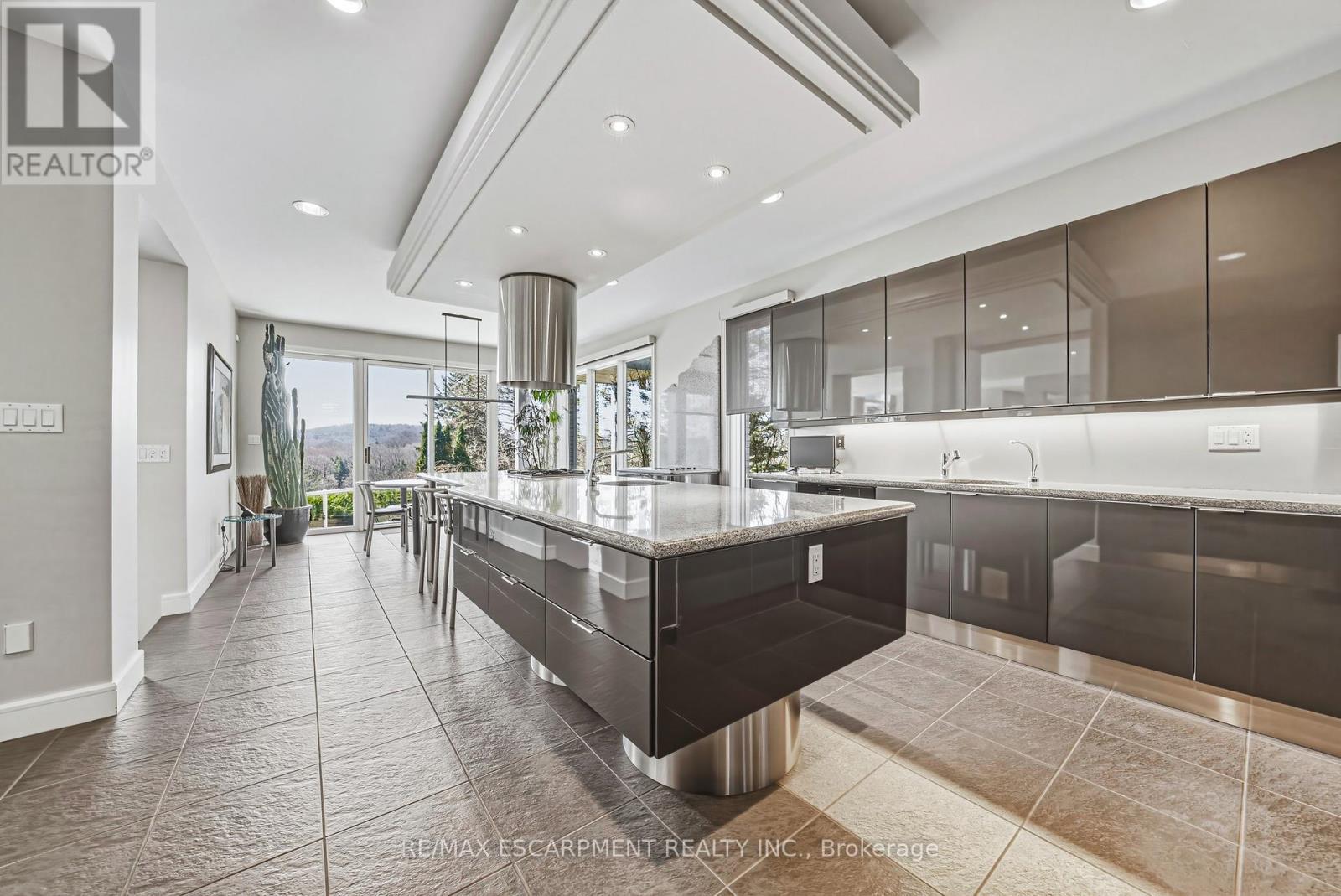 2 Anslow Court, Hamilton, ON - Indoor Photo Showing Kitchen With Upgraded Kitchen