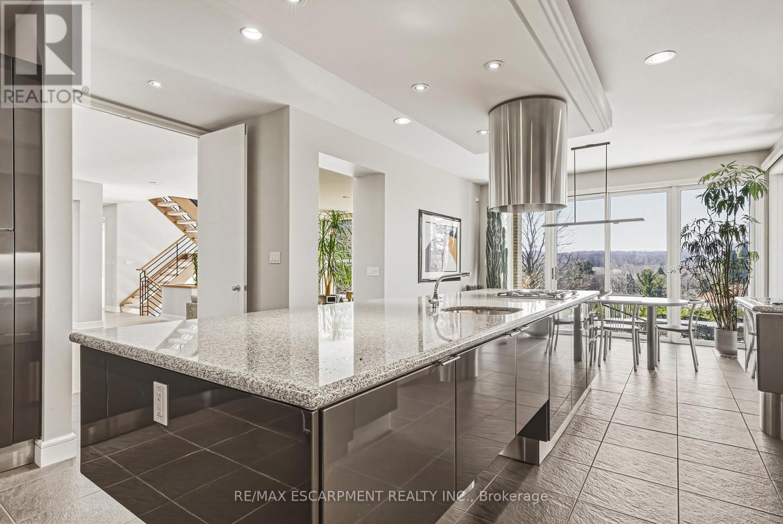 2 Anslow Court, Hamilton, ON - Indoor Photo Showing Kitchen With Upgraded Kitchen