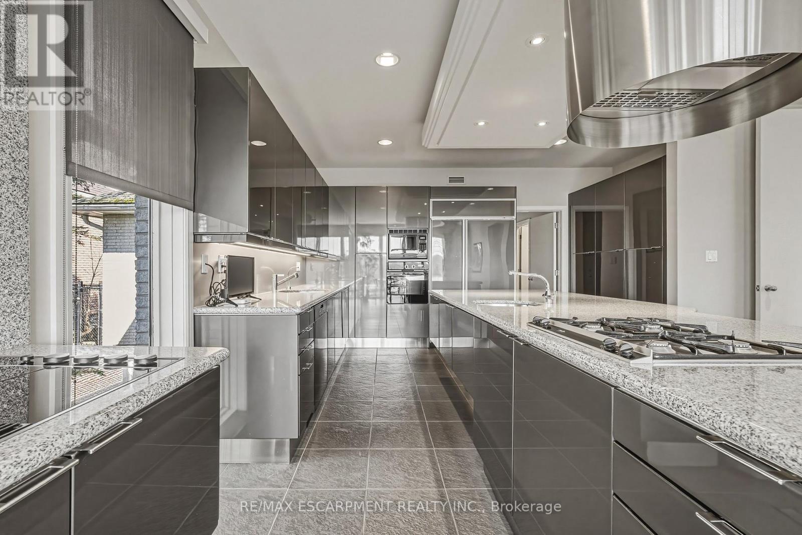 2 Anslow Court, Hamilton, ON - Indoor Photo Showing Kitchen With Upgraded Kitchen
