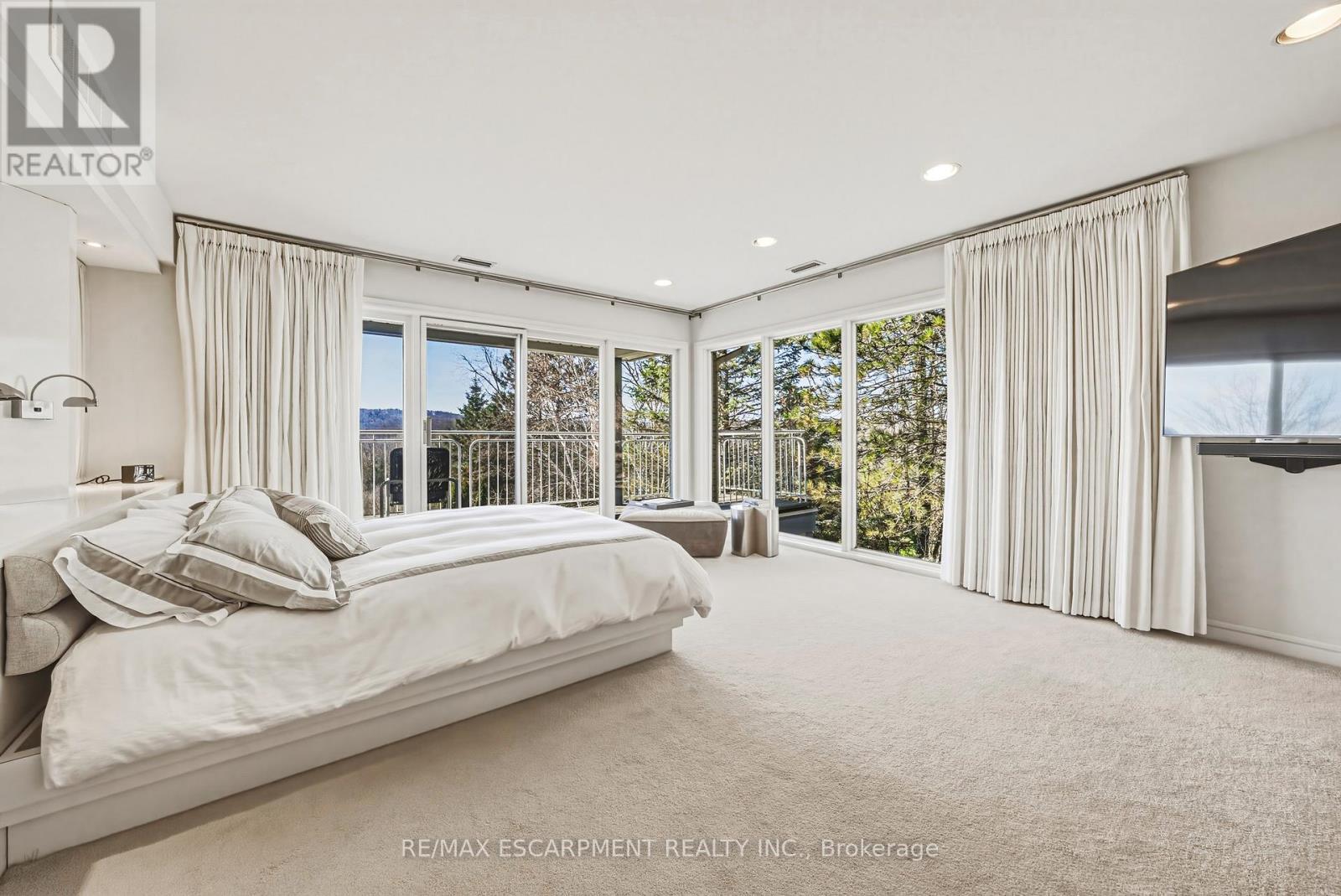 2 Anslow Court, Hamilton, ON - Indoor Photo Showing Bedroom