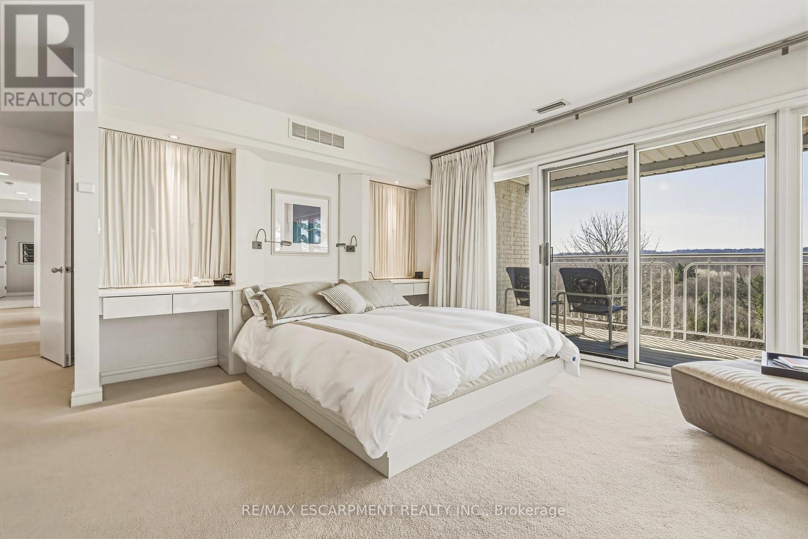 2 Anslow Court, Hamilton, ON - Indoor Photo Showing Bedroom