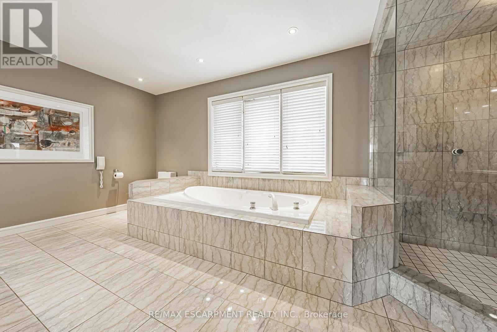 2 Anslow Court, Hamilton, ON - Indoor Photo Showing Bathroom