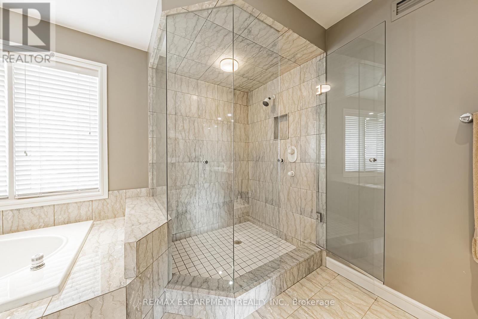 2 Anslow Court, Hamilton, ON - Indoor Photo Showing Bathroom