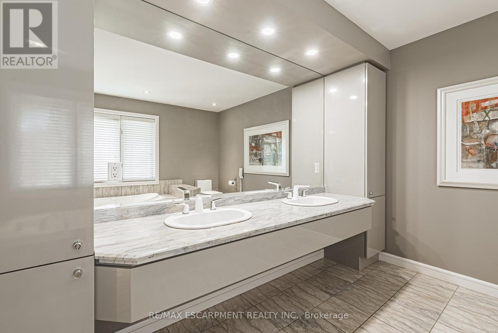 2 Anslow Court, Hamilton, ON - Indoor Photo Showing Bathroom