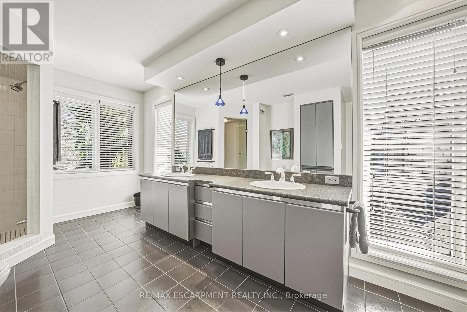2 Anslow Court, Hamilton, ON - Indoor Photo Showing Bathroom