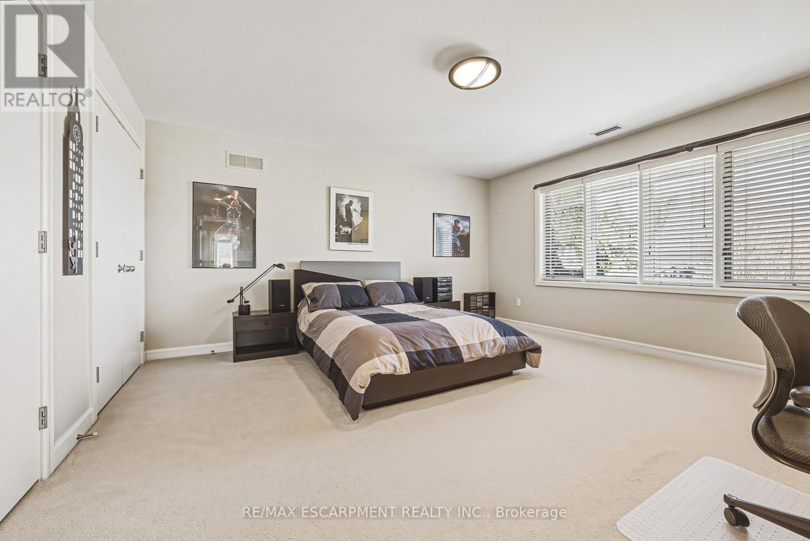 2 Anslow Court, Hamilton, ON - Indoor Photo Showing Bedroom