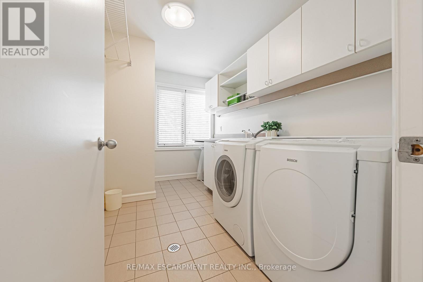 2 Anslow Court, Hamilton, ON - Indoor Photo Showing Laundry Room