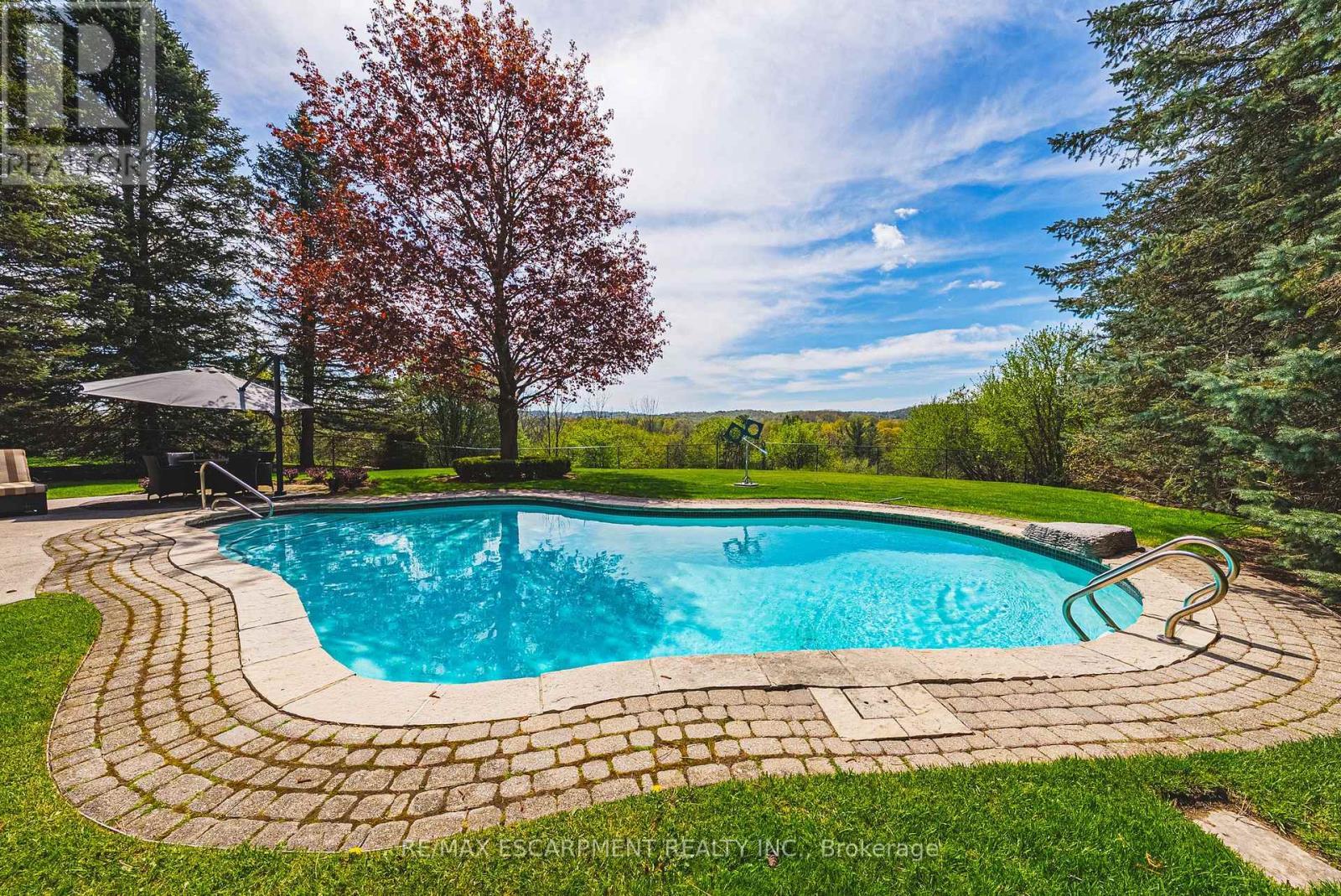 2 Anslow Court, Hamilton, ON - Outdoor With In Ground Pool With Backyard