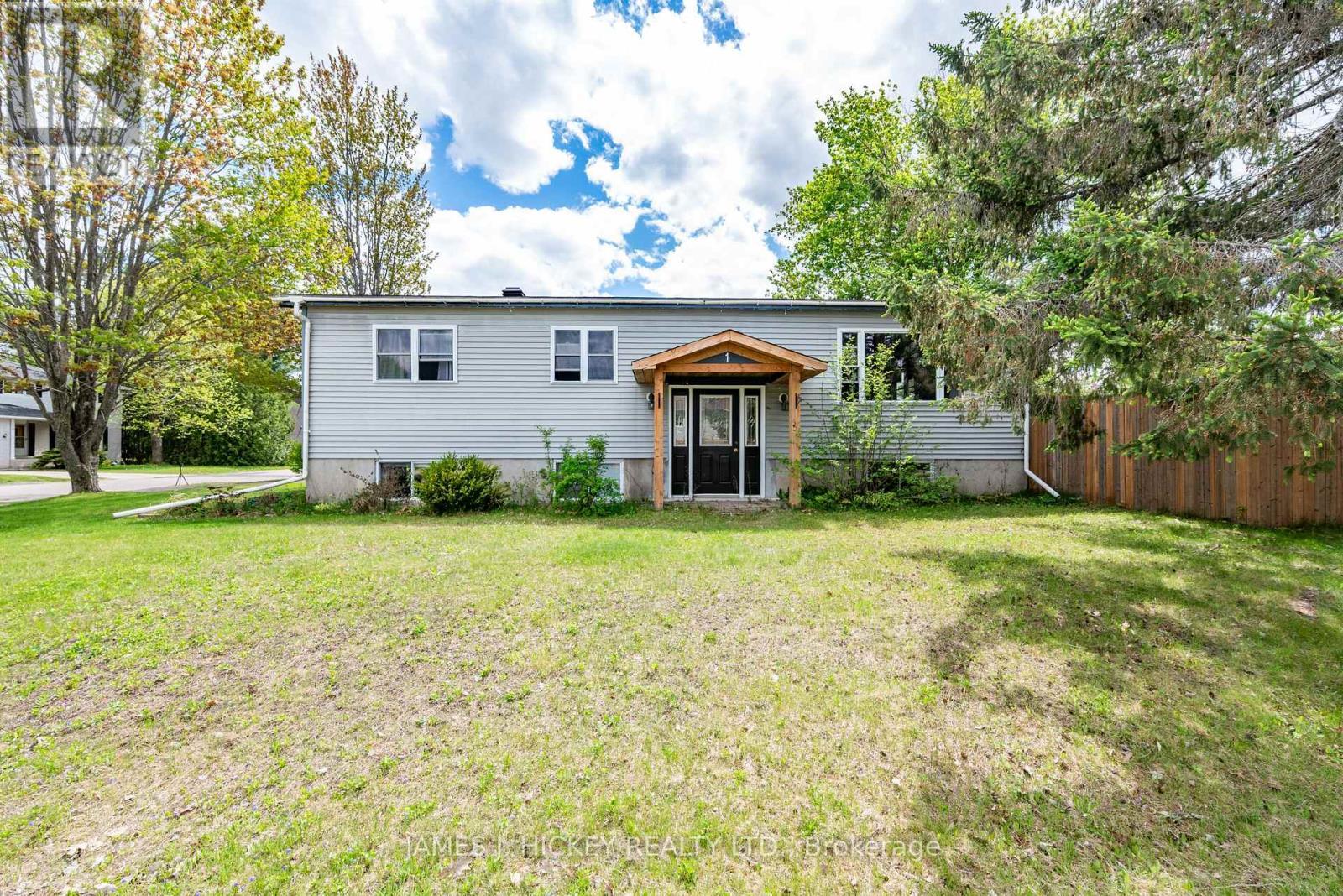 1 Tamarack Street, Deep River, ON - Outdoor