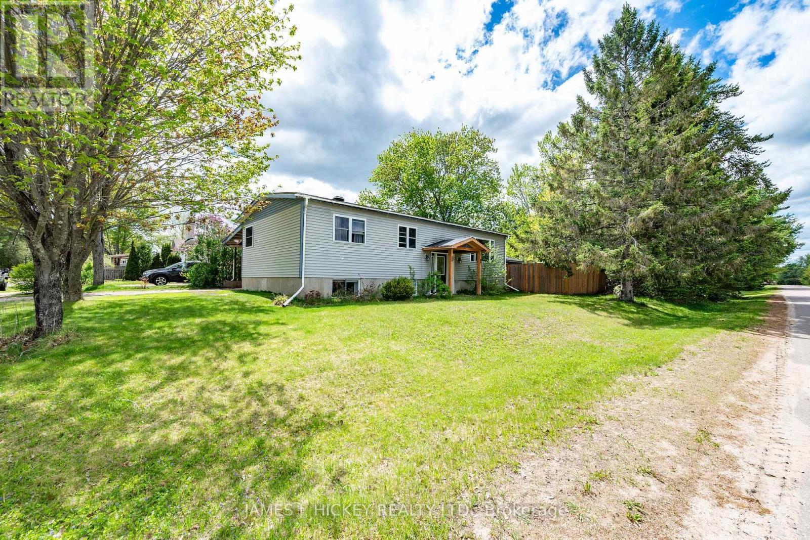 1 Tamarack Street, Deep River, ON - Outdoor