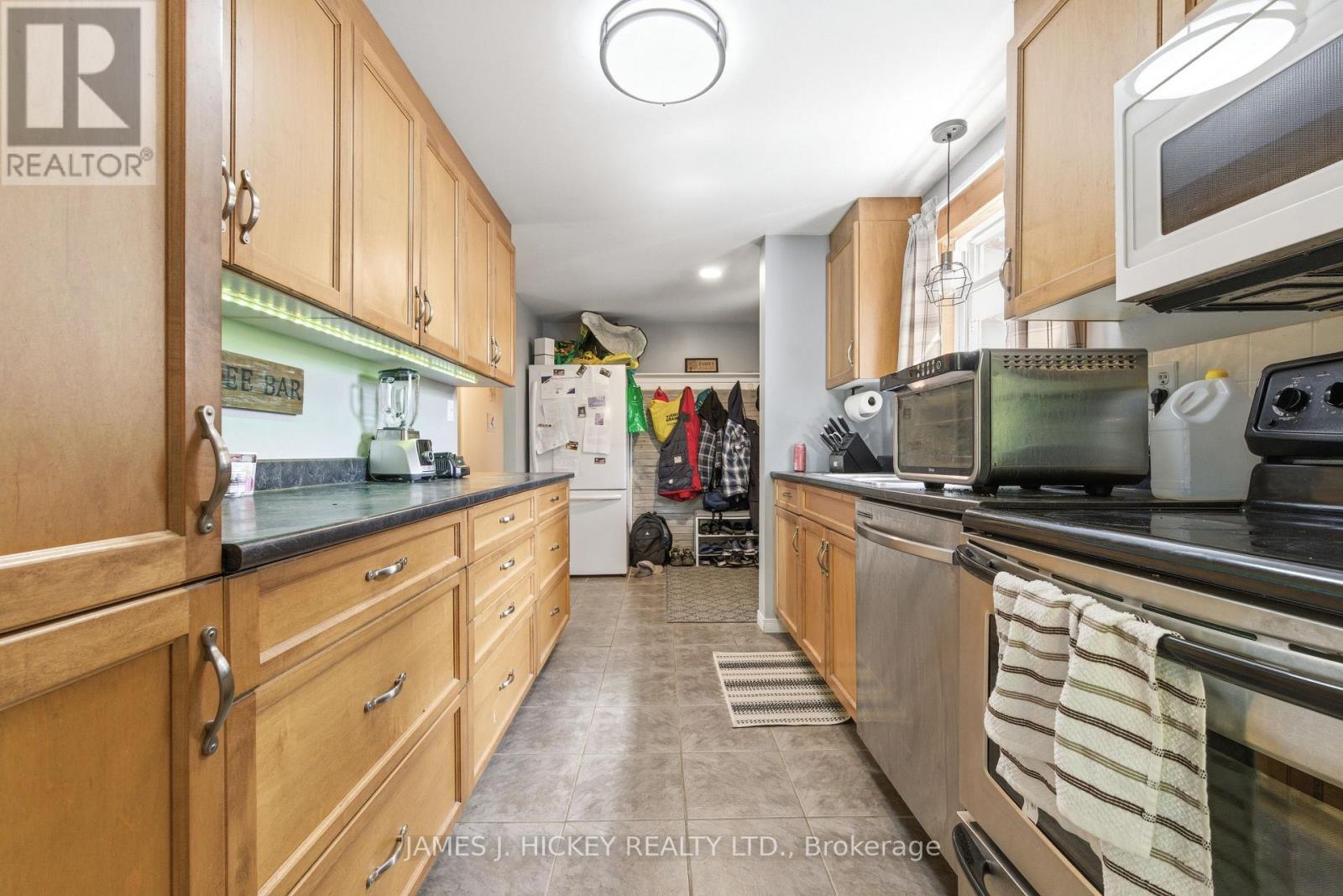 1 Tamarack Street, Deep River, ON - Indoor Photo Showing Kitchen