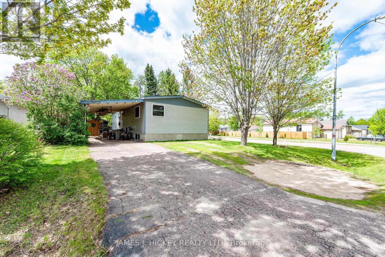 1 Tamarack Street, Deep River, ON - Outdoor