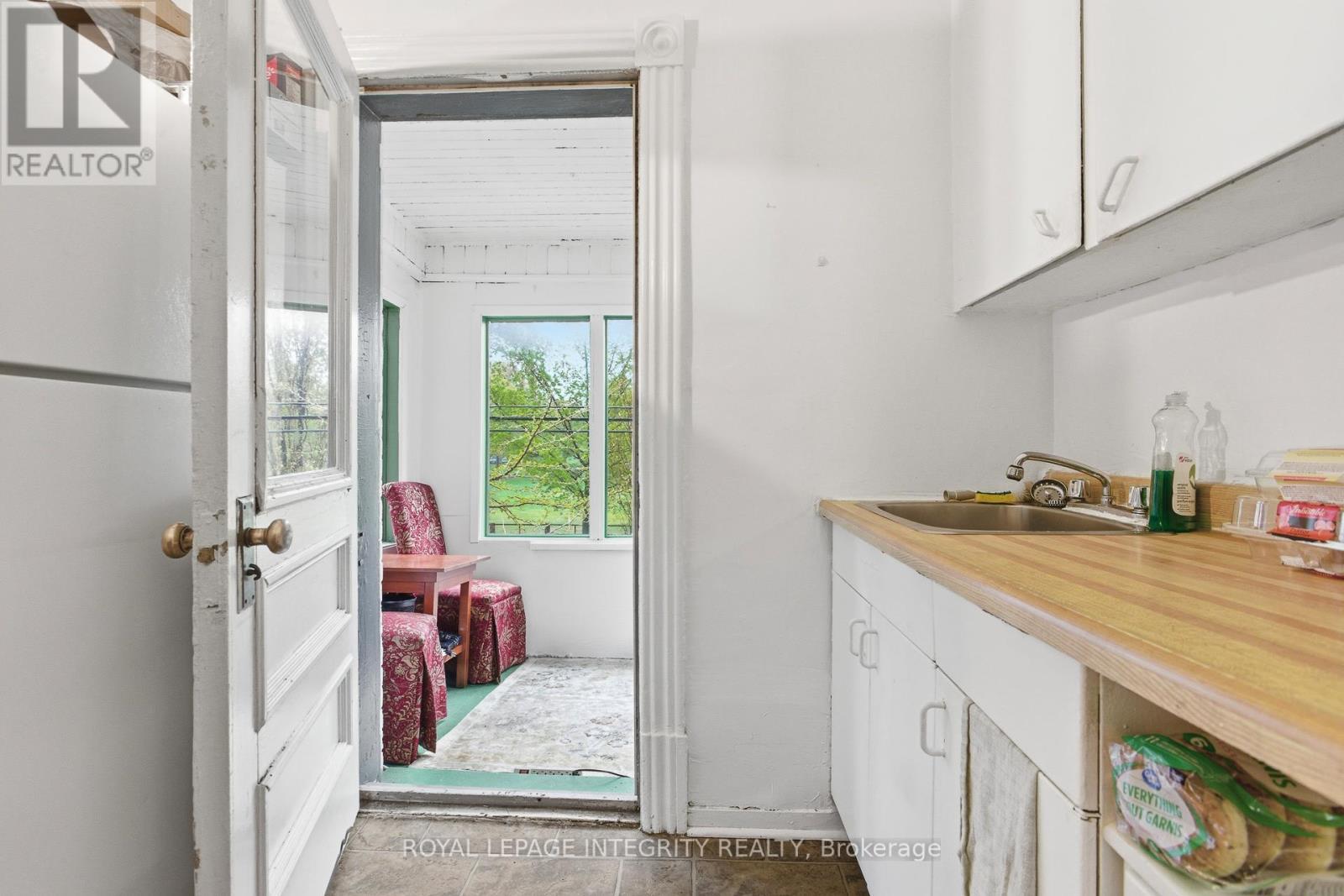 Unit 5 (second floor) sun room by the kitchen - 634 Gladstone Avenue, Ottawa, ON - Indoor