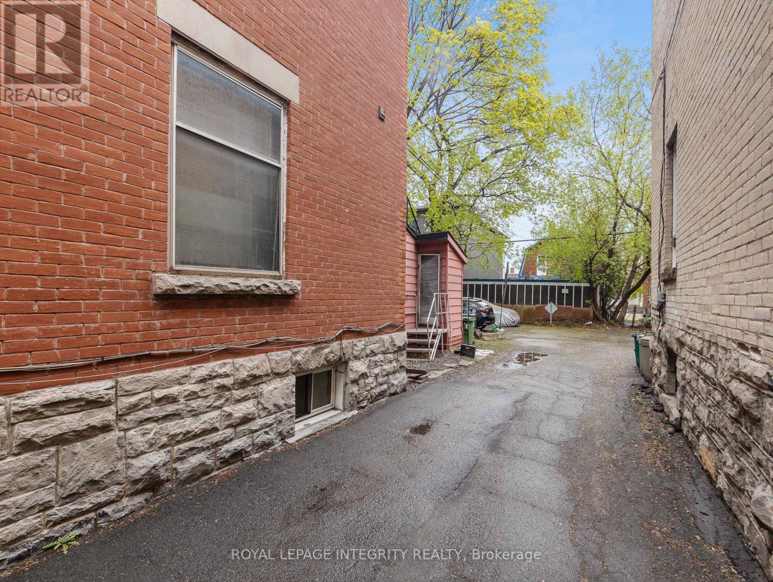 Shared driveway - 634 Gladstone Avenue, Ottawa, ON - Outdoor With Exterior