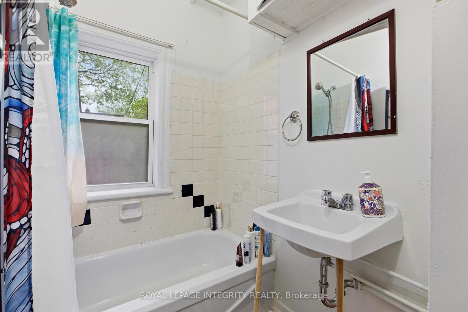 Unit 1 (main floor) bathroom - 634 Gladstone Avenue, Ottawa, ON - Indoor Photo Showing Bathroom