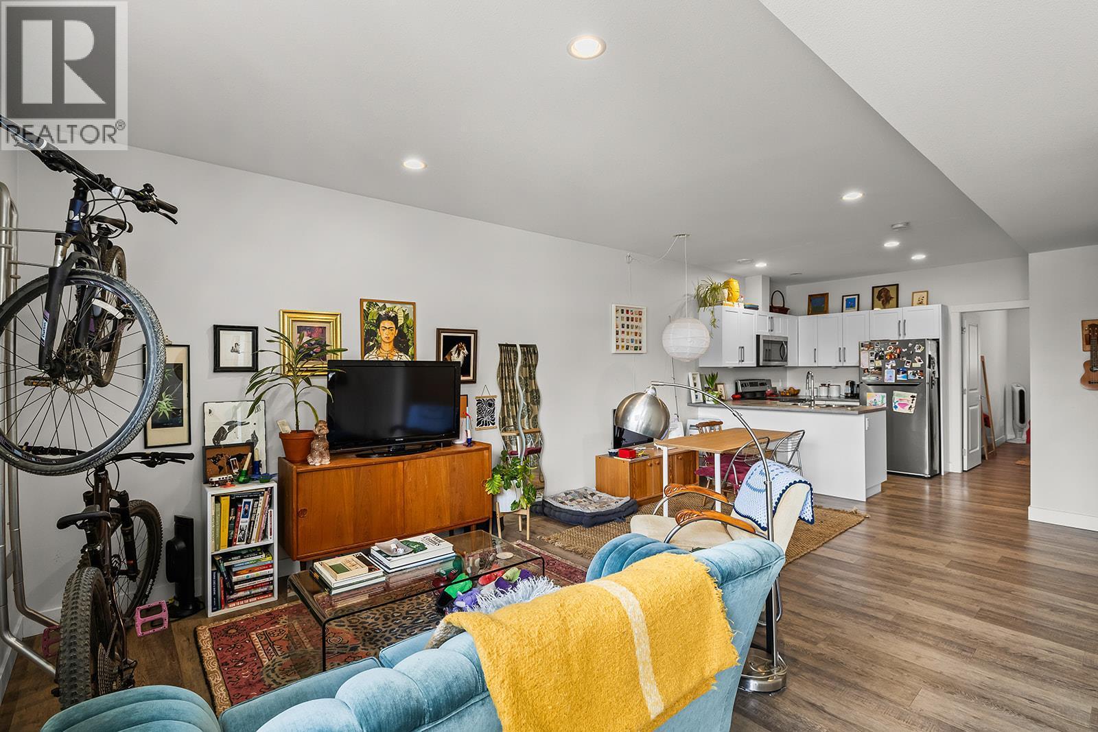 21 Forest Edge Drive, Kelowna, BC - Indoor Photo Showing Living Room