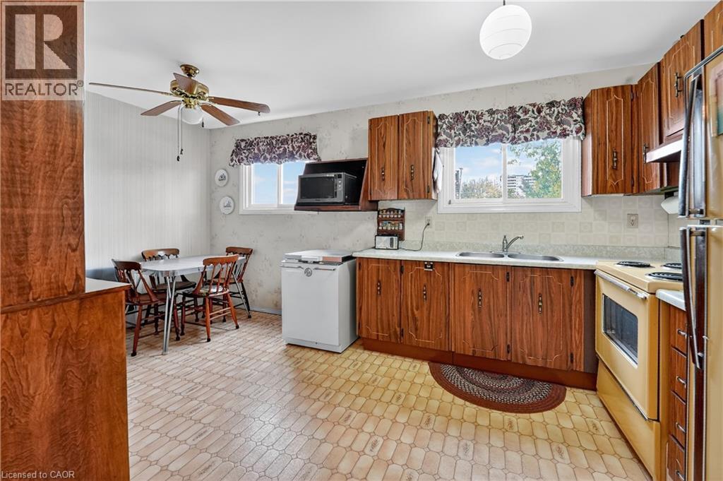 34 Bow Valley Drive Unit# 1, Hamilton, ON - Indoor Photo Showing Kitchen With Double Sink