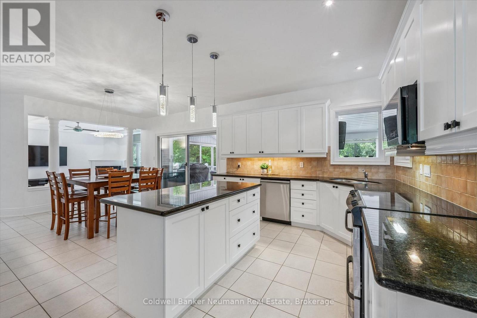 32 Forest Ridge Road, Erin, ON - Indoor Photo Showing Kitchen With Upgraded Kitchen